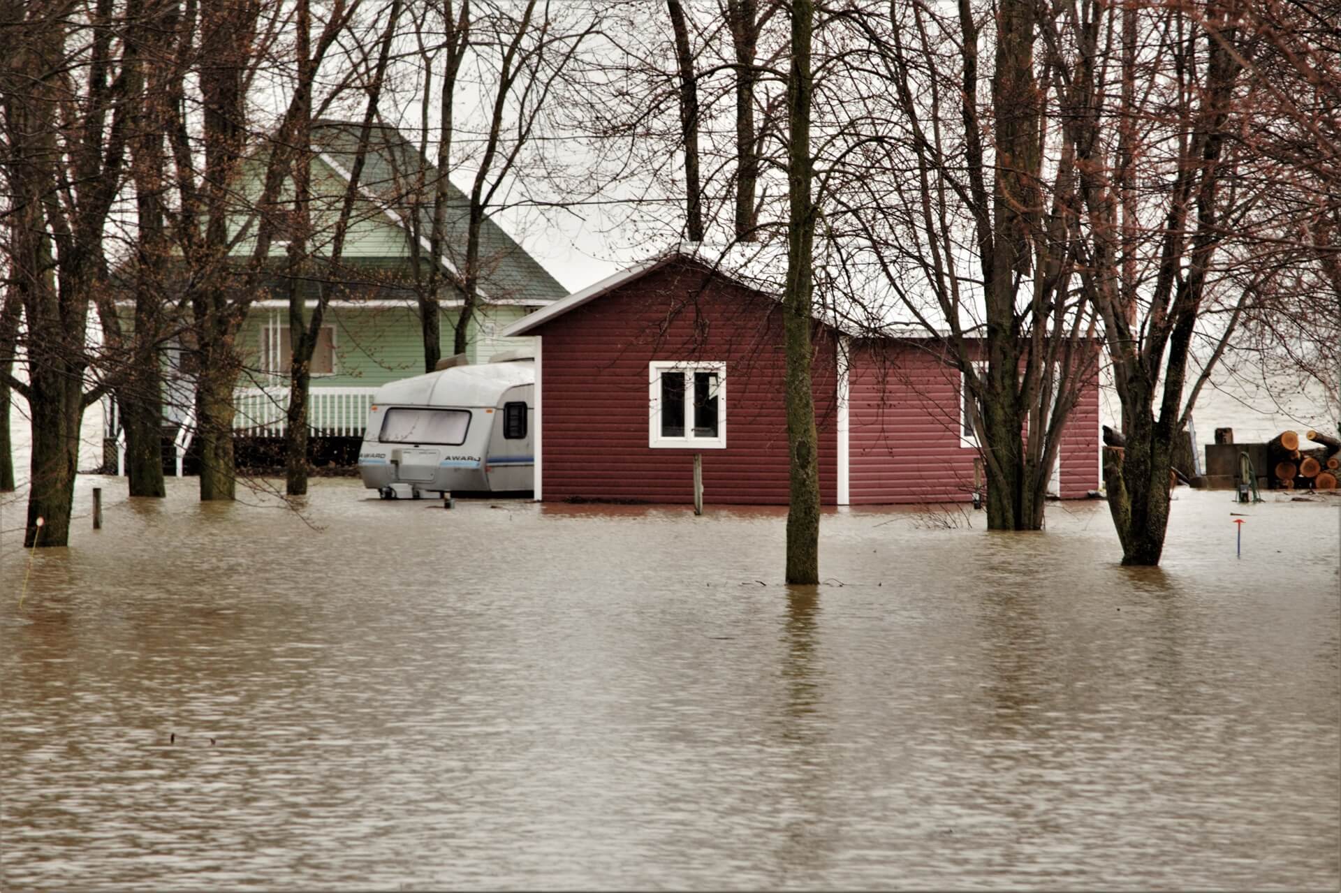 flooded houses and a trailer